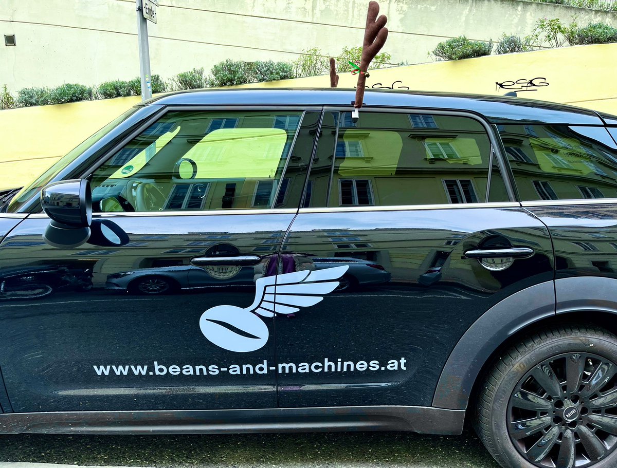 Kaffeegreissler's tweet photo. Rudolphs Ren(n)tier-Flotte ist wieder unterwegs und liefert Bohnen ☕️und was das Kaffeeliebhaberherz sonst noch alles braucht 🤩 #vollautomaten #siebträger #ese #kaffeegreissler #beansandmachines #allesfürgutenkaffee #lifeistooshortforbadcoffee #alliwantforxmas https://t.co/LCtlVs2RlF