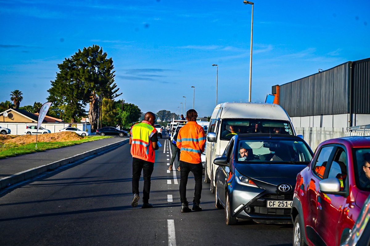MetrorailWC's tweet photo. [ SAFER SUMMER CAMPAIGN 🦺📛] 

- Obey the road signs and signal 
- Where there is a STOP 🛑 sign : Stop , look both ways and Listen carefully. 
- Never stop on the Tracks 
- Don't jump over or crawl underneath lowered barriers.
#BeTrainSmart #BeMoved https://t.co/hpIGvWtXi6