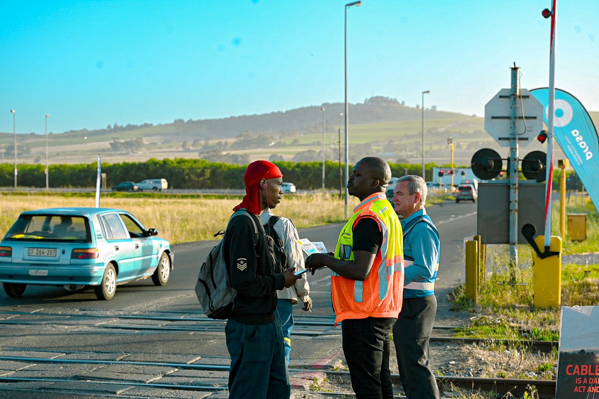 MetrorailWC's tweet photo. [ SAFER SUMMER CAMPAIGN 🦺📛] 

- Obey the road signs and signal 
- Where there is a STOP 🛑 sign : Stop , look both ways and Listen carefully. 
- Never stop on the Tracks 
- Don't jump over or crawl underneath lowered barriers.
#BeTrainSmart #BeMoved https://t.co/hpIGvWtXi6