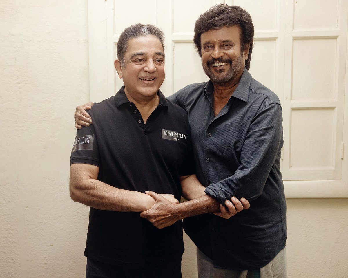 Rameemedia's tweet photo. #SuperStar @rajinikanth And #Ulaganayagan @ikamalhaasan Friendship bonding ❤️

#RameeMedia : https://t.co/gJeoRFTC0Q

#SuperstarRajinikanth #UlaganayaganKamalhassan https://t.co/lgPbQ6QwVl
