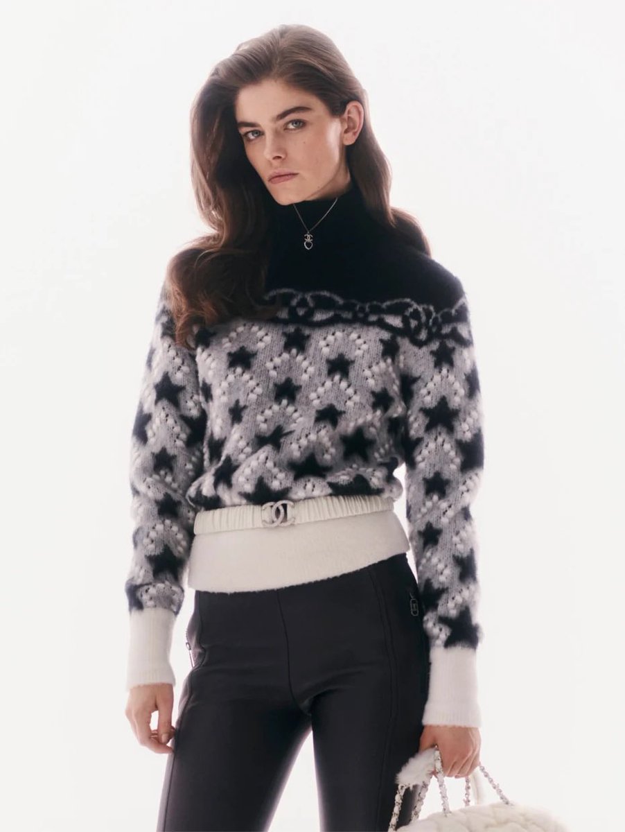 EspritdeCoco's tweet photo. ⛷️ Inspirée de l’univers du patin à glace et conçue aussi bien pour les pistes de ski, les soirées froides que les pistes de danse, la collection #CocoNeige 2023/24 de #CHANEL, transporte l'esprit de la montagne au cœur des ville.

#espritdegabrielle https://t.co/KYhb0oqOnE