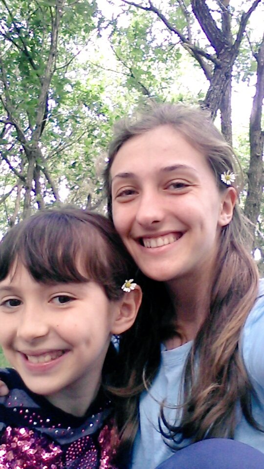 Savcının suçlu bulduğu tutuklama kararı çıkardığı ve ceza almadan biten .Ama bizler suçluymuşuz gibi tepemizde birer polis davaya giriş yaparken çantamızın her köşesine bakılıp sanki biz bir hata yapalım bizi tutuklamaya çalışılan bir mahkeme adalet bumu adalet sınıfta kaldı....