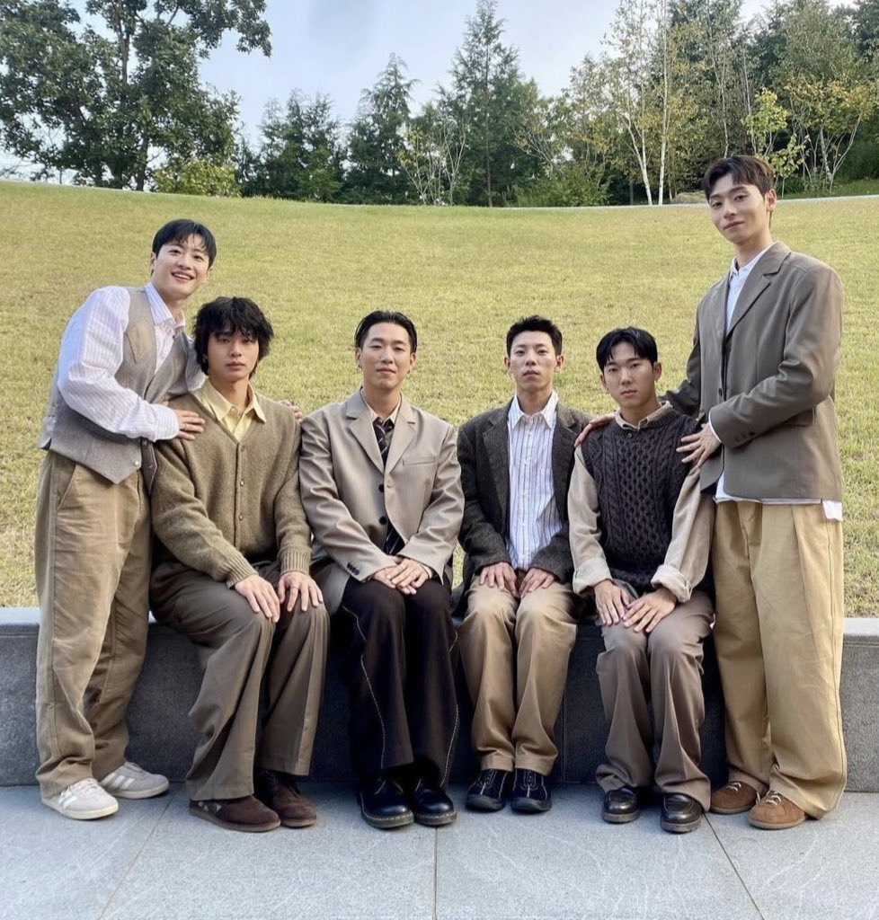 한복 가족사진은 
뼈대있는 가문의 대가족 사진이었다면

이 사진은 [아들들을 모두 명문대에 합격시킨 김민재씨의 자식농사 성공비결은?! ]
이라는 제목으로 잡지에 실릴 것 같음