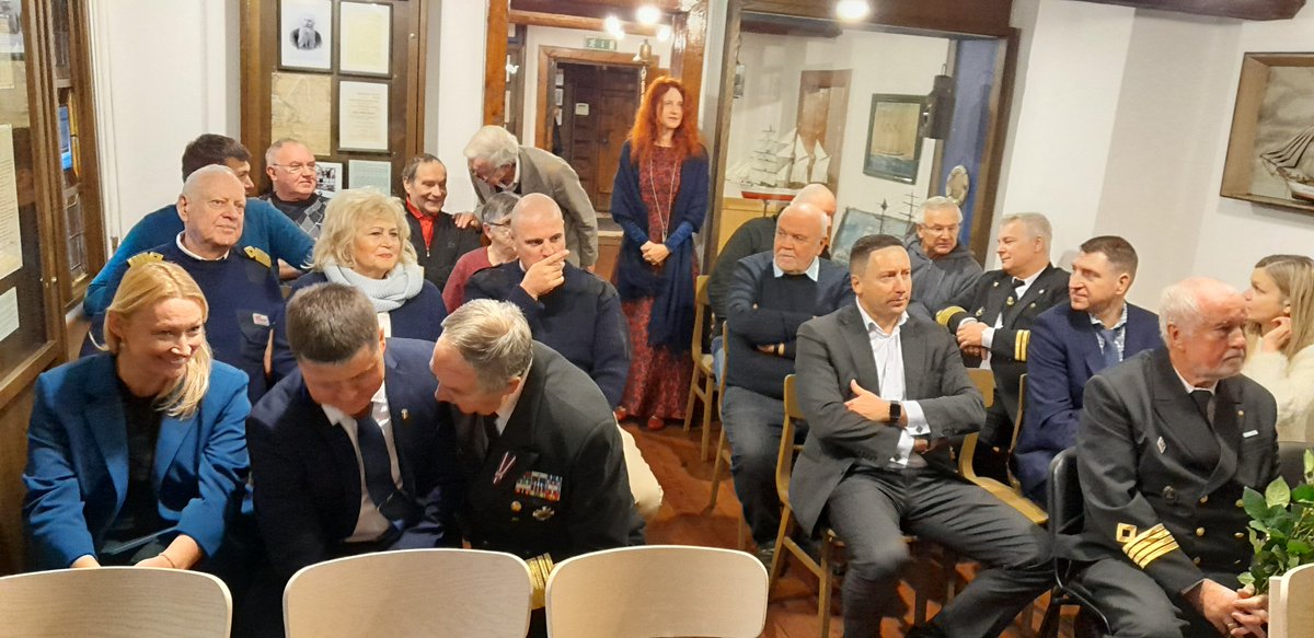 Vakar Ainažos ar piemiņas brīdi Vecajos jūrnieku kapos sākās tradicionālais jūrnieku salidojums, kas veltīts Ainažu Jūrskolas dzimšanas dienai. Salidojuma dalībnieki sprieda, ka piemērotākais apzīmējums šim pasākumam ir "ģimenisks".