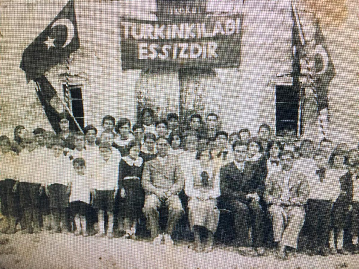 Emekli öğretmenlerimizin ve yurdumuzun her köşesinde görev yapan öğretmenlerimizin
"Öğretmenler Günü”nü yürekten kutluyor, ahirete irtihal eden ve şehadete eren öğretmenlerimize Cenab-ı Allah’tan rahmet diliyorum.