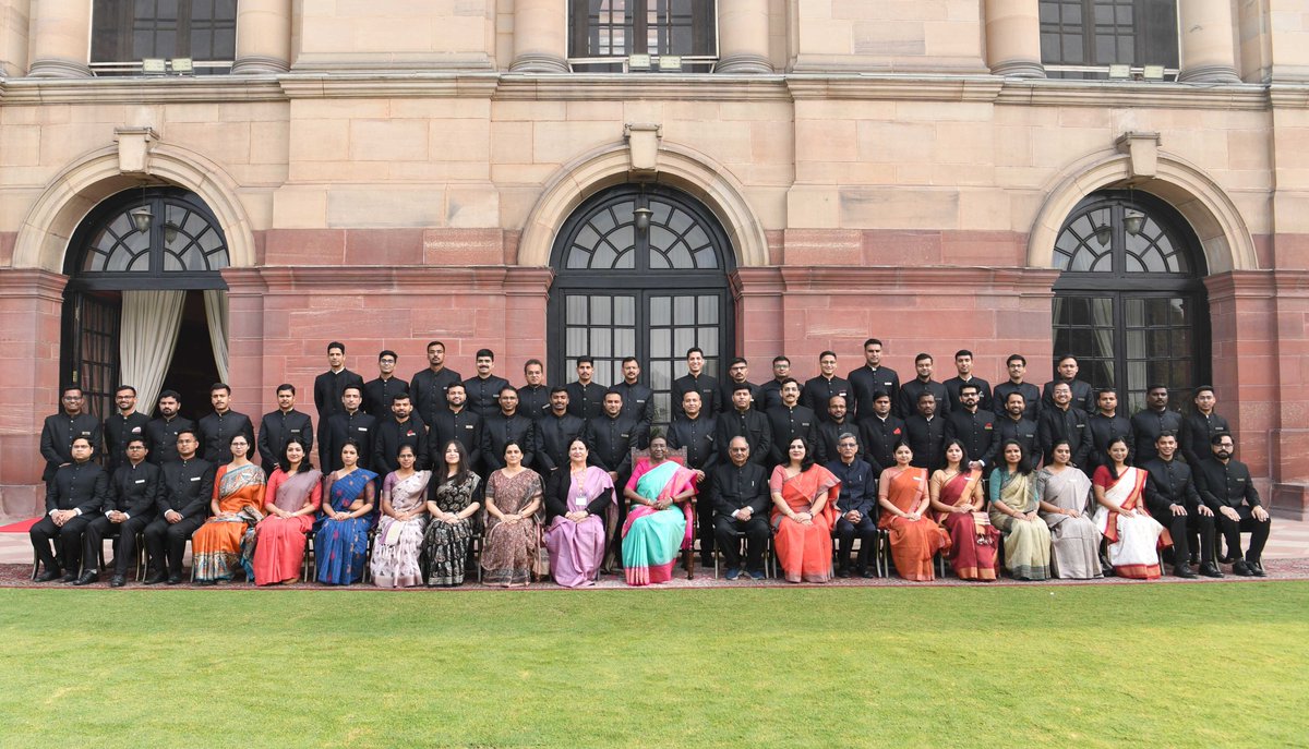 rashtrapatibhvn's tweet photo. Officer trainees undergoing 98th Special Foundation Course at HIPA, Gurugram called on President Droupadi Murmu at Rashtrapati Bhavan. The President said that it is duty of civil servants to respond promptly to the grievances and problems of the common people.
https://t.co/kyW4ewVtWz