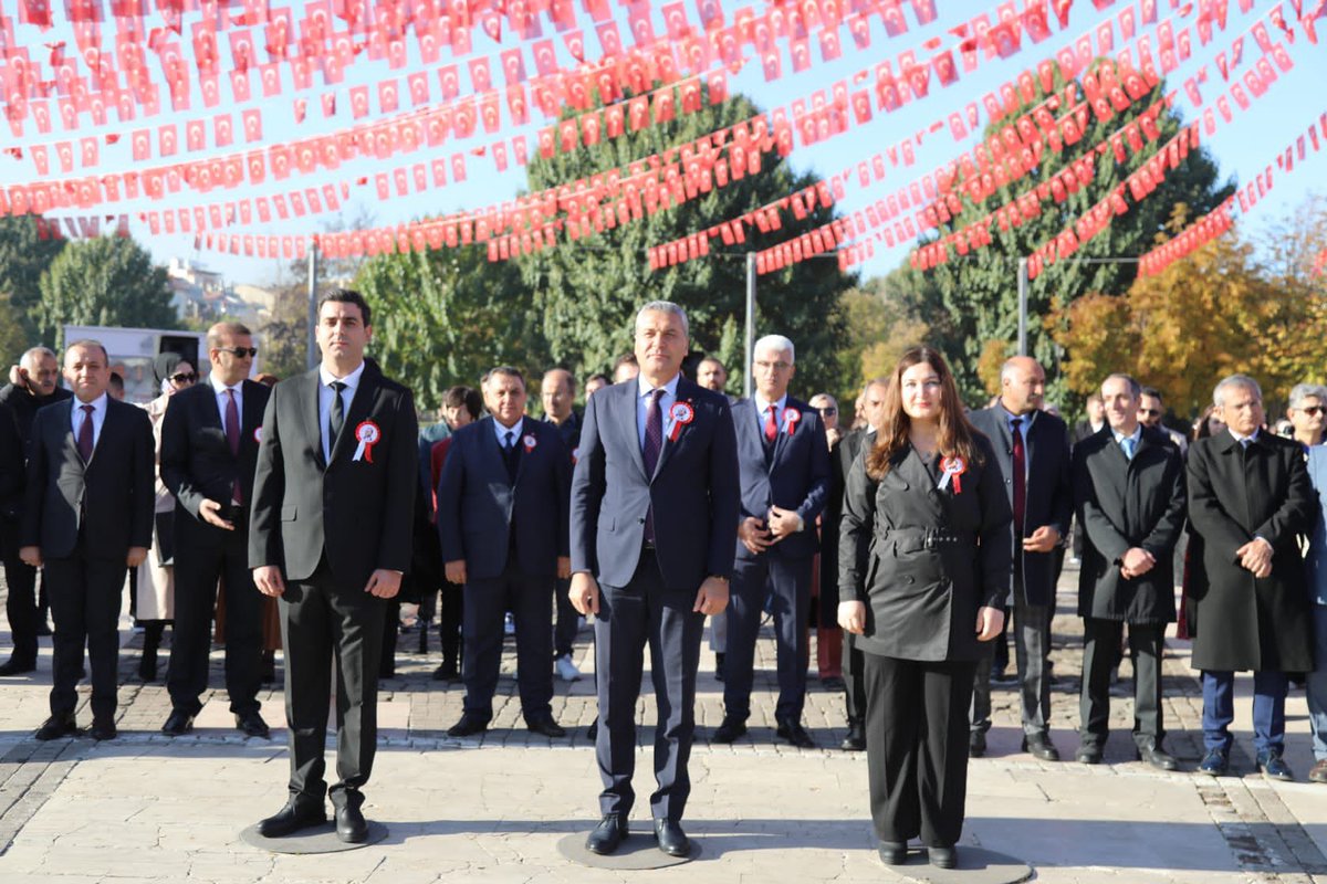 Gaziantep_MEM's tweet photo. Ellerinde kalem, gözlerinde sevgi ve merhamet...
Fedakârlıkla yürüdükleri yol, bu ülkeyi aydınlık bir geleceğe götürecek...❤️

İl Millî Eğitim Müdürümüz Yasin Tepe, 𝟮𝟰 𝗞𝗔𝗦𝗜𝗠 Öğretmenler Günü Çelenk 🅢🅤🅝🅜🅐 Töreni'ne katıldı.💐

📍𝟙𝟝 𝕋𝔼𝕄𝕄𝕌ℤ 𝔻𝔼𝕄𝕆𝕂ℝ𝔸𝕊𝕚 𝕄𝔼𝕐𝔻𝔸ℕI
@tcmeb @Yusuf__Tekin @kemalcebervali @yasintepe