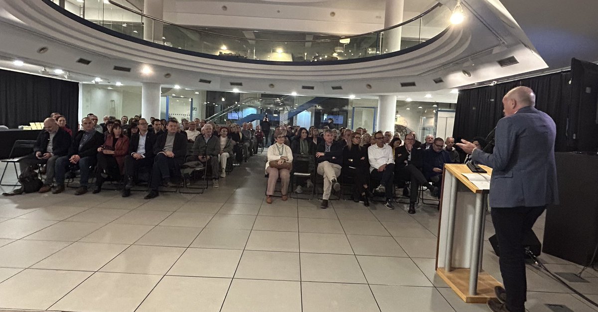 joanvilallanars's tweet image. Ahir a Mataró interessant i gratificant debat sobre l’economia de la Fi de l’Abundància. Avui Black Friday és un dia per pensar-hi: fer rebaixes quan no hi ha res a rebaixar és una bestiesa importada d’Amèrica