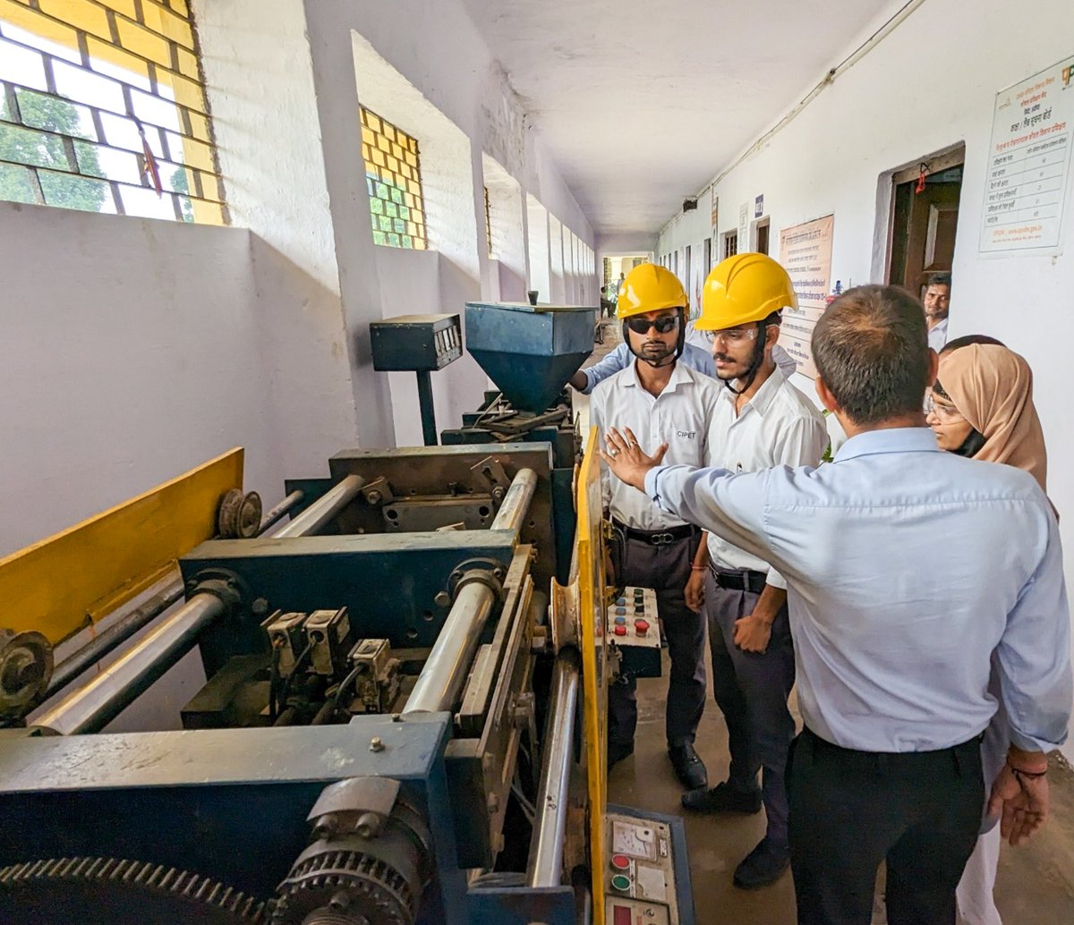 Youth becoming self-reliant through skill development ! #UPSDM providing training in Job role: Machine operator Plastic injection moulding Sector: Rubber Training time: 960 hours. #SabkoHunarSabkoKaam #SkillDevelopment