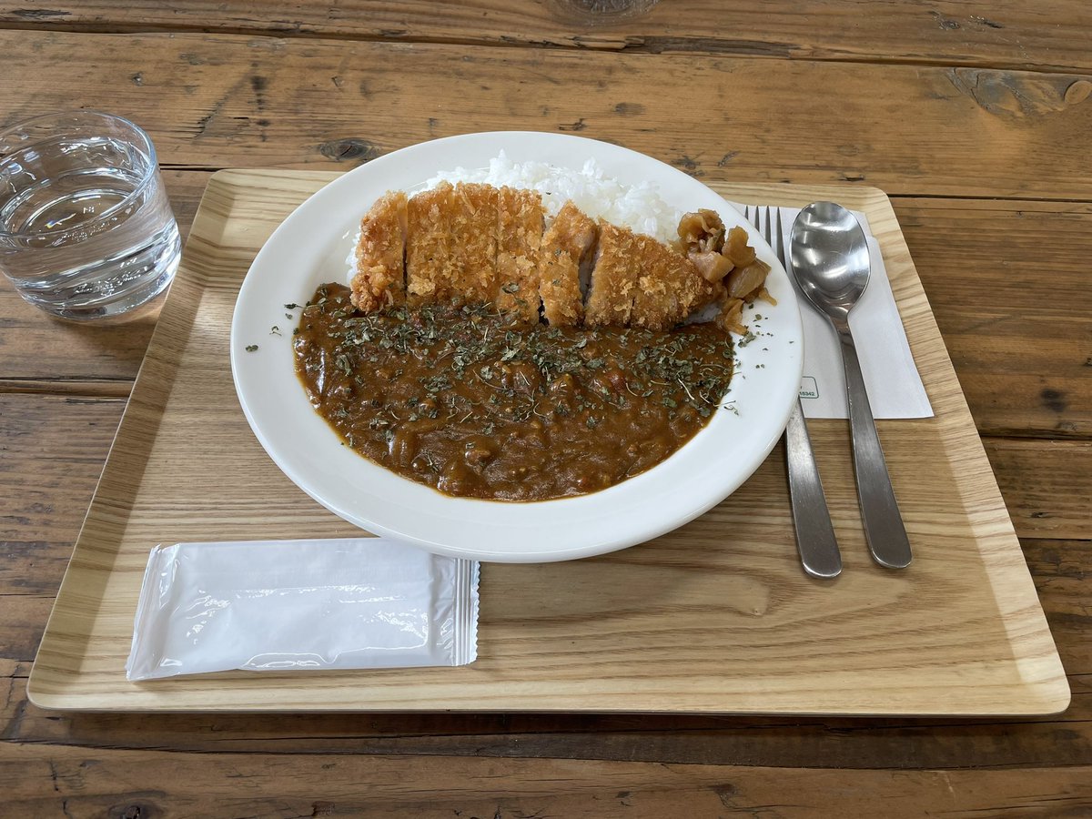 kaka_toya's tweet photo. お昼は同じ建物内にあるTSUDOUさんのカツカレーをいただいたのですが、とっても美味しかったです…そしておしゃれで癒される…
窓際の席で洞爺湖を眺めながら食べるご飯は最高ですナ…

#とうや水の駅食堂
#TSUDOU
#洞爺湖
#カフェ https://t.co/CdOUpwaMf5
