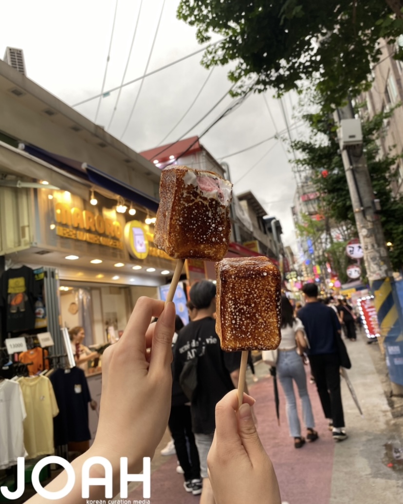 joahcafe's tweet photo. ホンデで焼きマシュマロアイスを食べてきました✨明洞はアイスの味がバニラだけのことが多いけどこのお店はバニラ、チョコ、イチゴ、ダルゴナの４種類から選べる🍨外カリカリ、中フワトロで絶品です💖 
🏠maroro/マロロ 
📍서울 마포구 홍익로3길 19 1층 https://t.co/YRwKL1yzR4