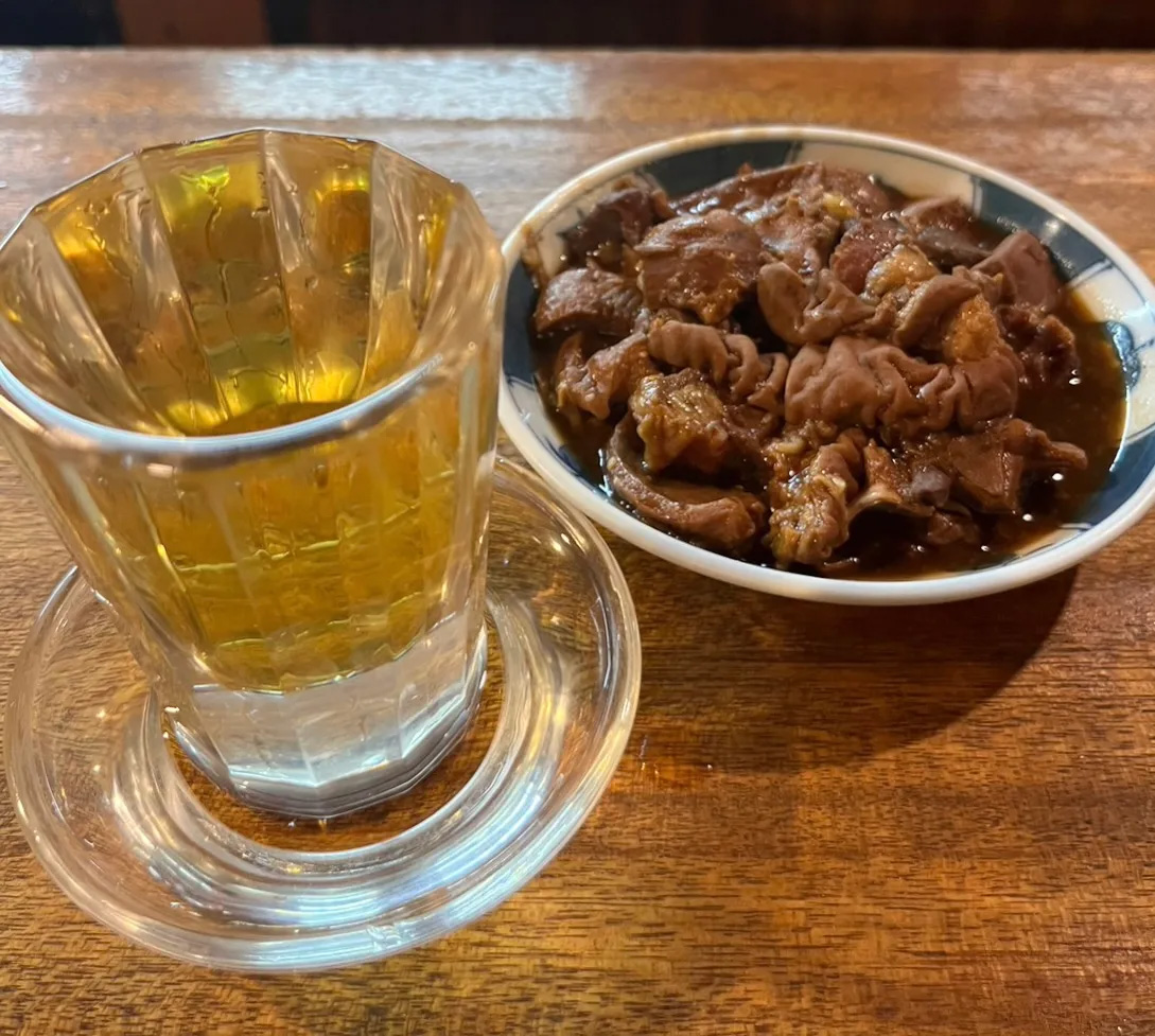 【#1000円で何する？】

生まれも育ちも（東京・葛飾）立石という三越伊勢丹の田代径大さんが選んだのは、呑ん兵衛の桃源郷「宇ち多゛（うちだ）」の煮込みと梅割り🍻

「“漢気”（おとこぎ）あふれる接客にピリつくのも宇ち多゛の良さ(笑)」とコメント

詳細はリプライへ👇