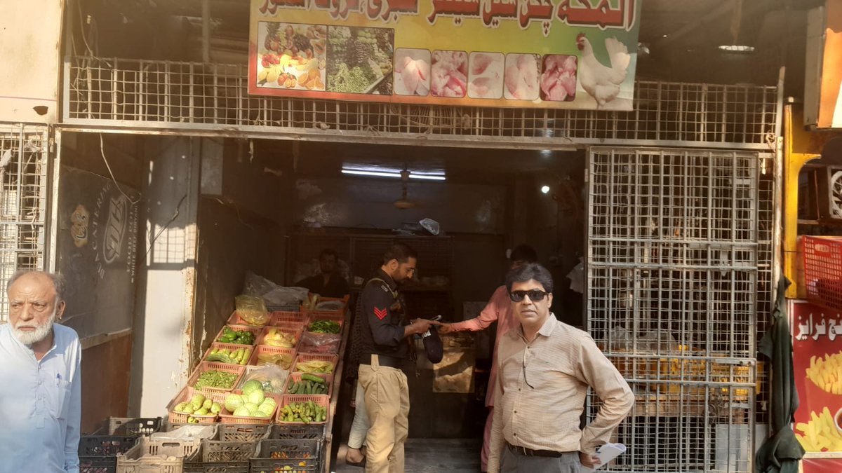 DCKarachiEast9's tweet photo. Price Checking by Assistant Commissioner Gulshan-e-Iqbal for implementing Government notified-rates.
#AssistantCommissioner #DCEast #Fairness https://t.co/7vHuX81Ri7