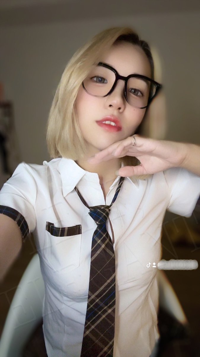 話說有這樣的同學應該天天到學校吧🤓️

-
本人的抖音開直播現正發燒中‼️
幫我點點關注好嗎👆🤍

tiktok.com/@leaf1005184?_…