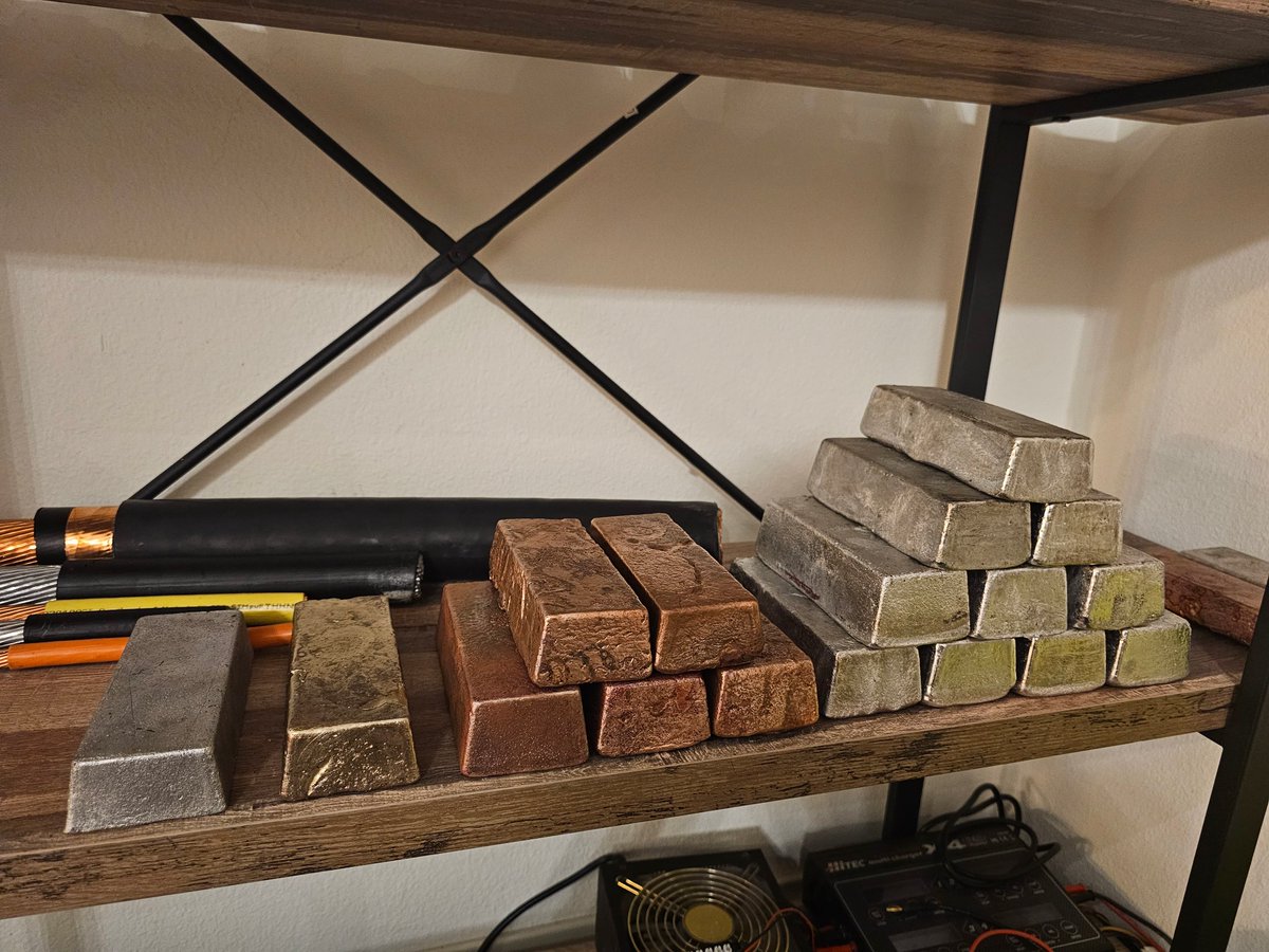 cathode_g's tweet photo. Another 4 kg of copper recovered and added to my ingot collection! https://t.co/Ra8REK6clO