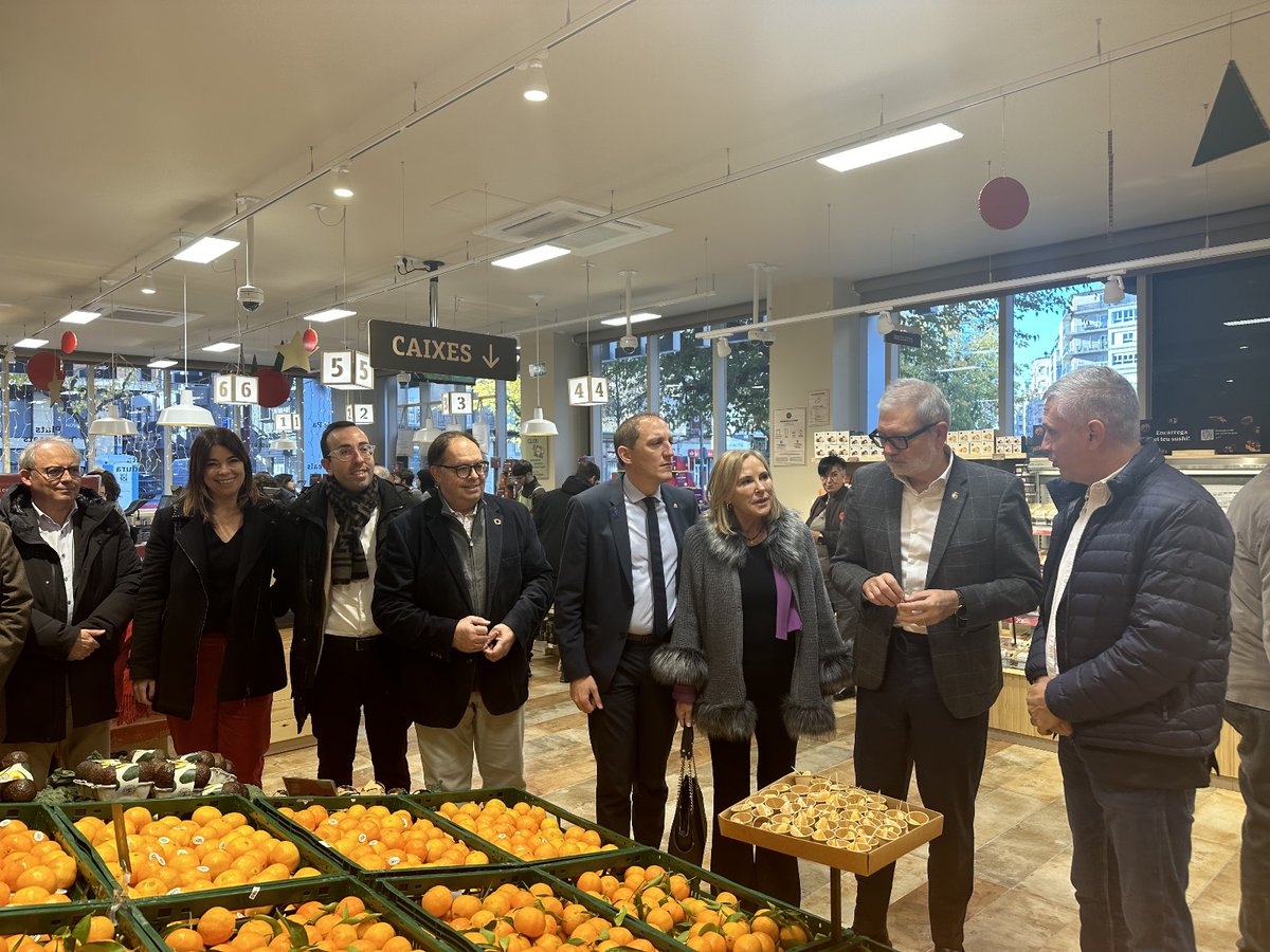 UNITSperLleida's tweet photo. .@AmetllerOrigen una cadena d’#AlimentsambOrigen, inaugura la primera botiga a #Lleida amb l'alcalde de la @paerialleida, @flarrosa, el subdelegat del Govern, @jose_crespin, i la regidora de la #ZonaAltaLleida, Anna Miranda. Cal potenciar els aliments de proximitat i de km 0 https://t.co/uIa18FoBjs