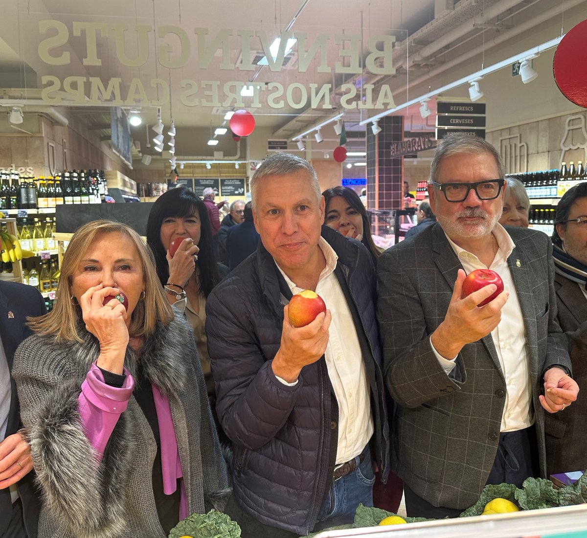 UNITSperLleida's tweet photo. .@AmetllerOrigen una cadena d’#AlimentsambOrigen, inaugura la primera botiga a #Lleida amb l'alcalde de la @paerialleida, @flarrosa, el subdelegat del Govern, @jose_crespin, i la regidora de la #ZonaAltaLleida, Anna Miranda. Cal potenciar els aliments de proximitat i de km 0 https://t.co/uIa18FoBjs