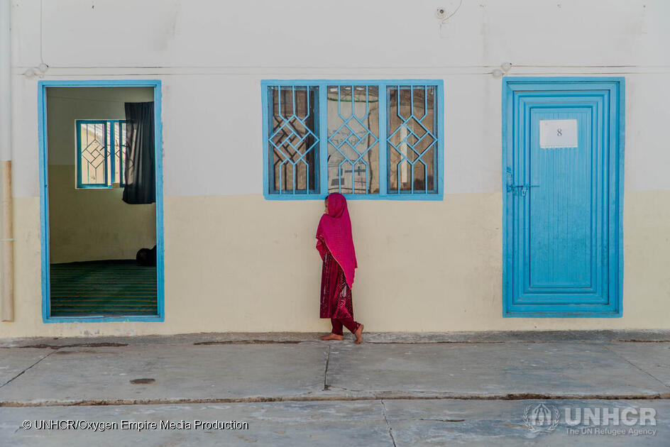UNHCRAsia's tweet photo. “I studied in Pakistan, and my dream was to become a doctor. This opportunity is closed to me in Afghanistan.”  
Kainat is one of 374,000 Afghans who've returned to Afghanistan – mostly in fear + haste since Pakistan asked undocumented foreigners to leave 
https://t.co/Njw5n5Z19R https://t.co/RWyT27bOhp