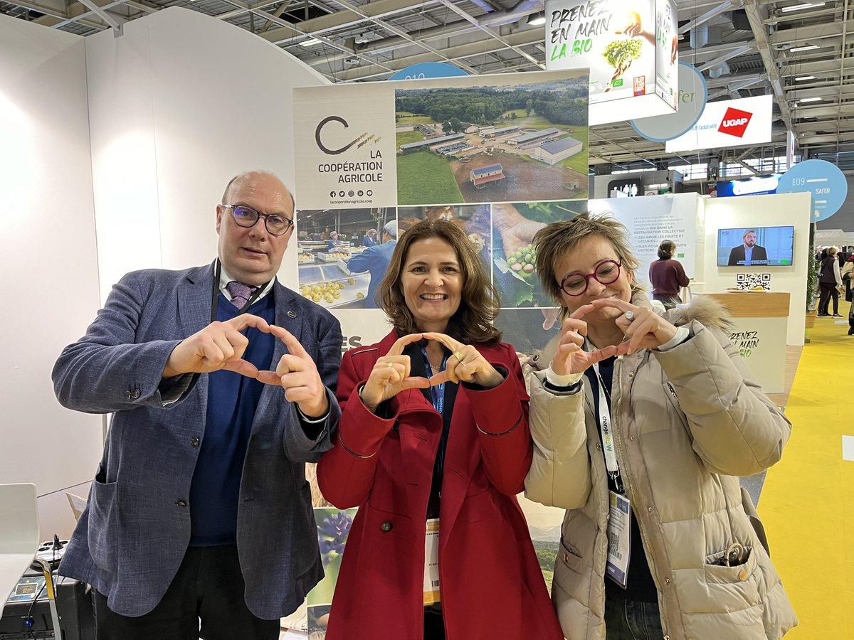 CecileGauffriau's tweet photo. Magie de Twitter et du monde réel… un plaisir de se retrouver avec des membres de la team #BCircular♻️ sur le @salondesmaires ! Arnaud alias @ChouetteAgile et ma désormais complice du collectif #EC2027 @frocq avons pu parler d’économie circulaire #IRL. Que du bonheur 🤗 https://t.co/fYUt7EzjEE