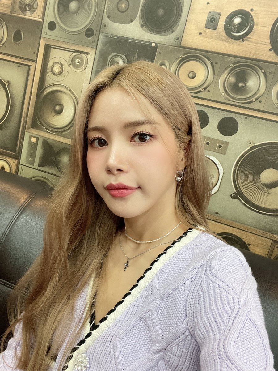 RBW_MAMAMOO's tweet photo. [#솔라]

잠시 후 7시 Wavve, 유튜브 'M:USB' 채널에서
생방송으로 진행되는 ‘2023 베일드뮤지션’
우리 무무 여러분 마지막까지 솔라와 
놓치지 말고 본방사수로 함께해요💜

🔗 https://t.co/wpXsAjqqaj

#마마무 #Solar #베일드뮤지션 https://t.co/ZjTuvwj6P3