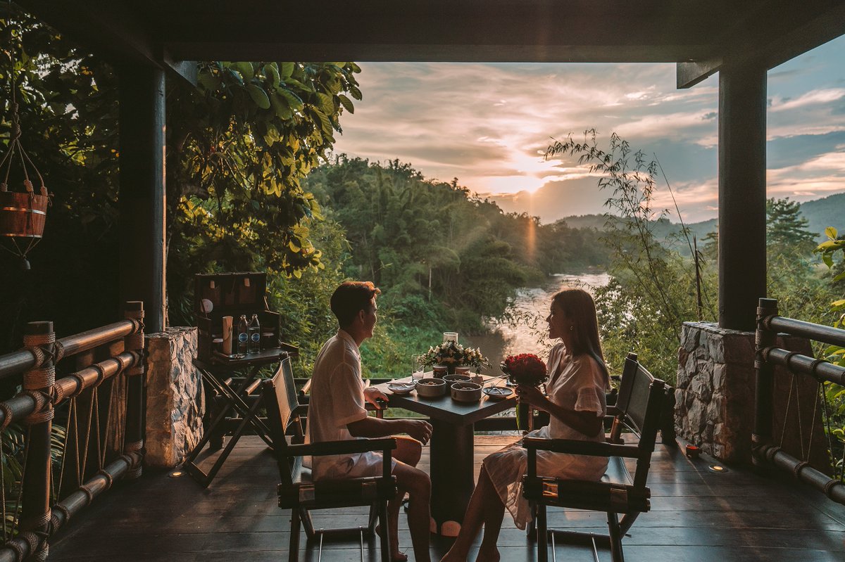 FSThailand's tweet image. Experience the magic of a sundowner cocktail with sweeping golden views of the River Ruak - from your private deck under Burma Bar. Go #offthegridwithfs for a flavour-filled adventure through the bit.ly/fschr_dining-b…. #fstentedcamp #dreamwithfs