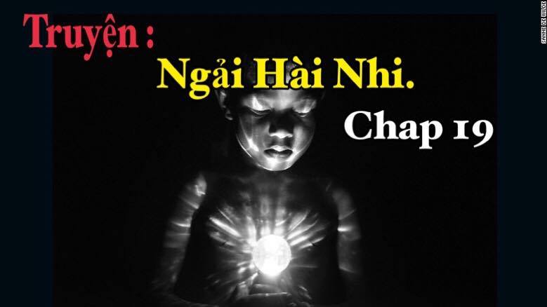 Vnd1405's tweet photo. #Ngải_Hài_Nhi.#truyenma #doctruyendemkhuya
#Chap19-P2 : Sự Biến Mất Của Vợ Chồng Cô Muôn.
2h30 chiều , khi xe oto vừa chở nhân viên làm ca chiều đến là tôi bỏ lên phòng thay đồ thay quần áo chạy xuống lăn tay , chỉ kịp ới lại với chú ca trưởng :
- Nhà cháu có việc gấp , nãy gặp anh B trên phòng thay đồ cháu bàn giao hết rồi. Cho cháu về sớm mấy phút...
Ca trưởng chưa kịp gật đầu tôi đã chạy ra bãi lấy xe phóng mất. Về đến nhà vừa đúng 3h , mẹ tôi đã đi làm nên giờ này nhà không có ai. Cho xe vào nhà tôi đóng cửa chạy sang ngõ nhà chú Năm luôn. Cổng không khoá , nhưng nhà đóng cửa im ỉm. Con chó chạy ra mừng tôi nhưng tuyệt nhiên không sủa tiếng nào. Căn nhà rộng rãi không một tiếng động , chẳng biết cô Muôn với chú Năm có nhà hay không..?? Tôi gọi to nhưng không ai trả lời , gió thổi nhè nhẹ lay động tiếng lá của giàn gấc trước cửa , tôi ngồi xuống nơi bộ bàn ghế đá nghĩ bụng :
- Sao thấy bảo hẹn 3 hôm nữa mới đi cơ mà. Hôm nay sao lại không có ai ở nhà nhỉ....?!
Sờ vào ấm trà để ở trên bàn , nước vẫn còn hơi ấm. Chú Năm cũng hay có thói quen ăn cơm xong ra đây ngồi nhâm nhi chén trà , có hai cái chén còn vương lại vài giọt trà nơi đáy chén. Chẳng lẽ hai cô chú vừa có khách , nhìn ấm trà tôi thở phào vì giấc mơ đêm qua chỉ là điều vớ vẩn. Ông chú tôi vẫn chè cháo bình thường không có vấn đề gì xảy ra cả. Mà tôi cũng lo quá thật , giả dụ có chuyện gì thì cả cái xóm này đã đồn ầm lên rồi , đâu có im lìm như tàu chìm thế này được.
Ngồi nghỉ một lúc cho mát tôi ngắm giàn gấc của chú Năm , quả thật lâu nay sang đây suốt mà tôi không chú ý. Cái gốc Gấc to tầm một người ôm không hết , vỏ thân xù xì có những hốc nhỏ nhìn cổ kính vô cùng. Có lần tôi nghe đâu chú Năm nói :
- Cây gấc này đánh từ trên núi xuống , mất bao nhiêu công sức mới đem về được đến đây.
Tôi chỉ nhớ thế chứ tuổi của nó bao nhiêu thì tôi chịu. Giàn gấc này mà đến mùa quả chín nhìn đẹp lắm , quả không to nhưng tròn đều và chín thì đỏ rực cả khu vực bộ bàn ghế đá. Ngắm cảnh một lúc mà chẳng thấy ai về , tôi xoa xoa đầu con chó nhà chú Năm rồi ra về. Con chó vẫy đuôi , sang đây suốt nó cũng coi tôi như người nhà. Bước ra khỏi cổng tôi giật nảy người :
- Gâu...Gâu...Gâu...
Mẹ sư con chó , nãy vào nhà thì nó không sủa. Giờ tôi vừa bước ra khỏi cổng quay lưng đi thì nó sủa ba tiếng như đuổi khách vậy. Tôi giơ tay doạ doạ đấm nó nhưng nó vẫn đứng yên đó hướng mắt về phía tôi nhìn chăm chăm. Tôi trở về nhà nằm suy nghĩ không biết cô Muôn với chú Năm đi đâu tầm này. Nghĩ bụng thôi kệ , chiều sang thể nào họ cũng về. 5h chiều hôm đó mẹ tôi đi làm về , hôm nay mẹ không phải tăng ca. Thấy mẹ về trên tay là đồ ăn mà mẹ vừa qua chợ mua về , tôi chào mẹ rồi tót đi luôn. Chỉ kịp nghe mẹ mắng :
- Không ở nhà phụ mẹ nấu cơm còn đi đâu...?? Mày giỏi đi nhỉ...??
Tôi quay lại vừa chạy vừa nói :
- Con sang nhà chú Năm một tẹo rồi về ngay.
Sang đến nơi vẫn là khung cảnh buổi chiều , nhìn bên ngoài là đủ biết không có ai ở nhà rồi. Chỉ có mỗi con chó đang nằm trước hiên , nhà vẫn đóng kín cửa , không một tiếng động. Vừa hay có bà hàng xóm của chú Năm cũng đi chợ về , tôi liền hỏi :
- Bà ơi , bà có nhìn thấy cô chú cháu đi đâu không...??
Bà hàng xóm nhìn tôi trả lời :
- Không , bà không biết...Từ sáng đến giờ thấy mở cửa mỗi lần. Sau đó chẳng thấy động tĩnh gì cả. Mà chắc hai vợ chồng lại đi công việc ấy mà.
Tôi gật đầu cảm ơn bà hàng xóm , hỏi vậy thôi chứ hành tung của cô chú tôi đến người thân còn chẳng biết nữa là người ngoài. Nhưng lần này cả hai biến mất một cách không rõ nguyên nhân khiến tôi bỗng cảm thấy lo lắng. Xâu chuỗi lại sự việc tôi thấy quả thật không ổn chút nào. Từ hôm gặp Vân lần cuối , cô Muôn đưa cho tôi cái túi đen có mùi thơm dễ chịu sau đó tôi về nhà mơ thấy ác mộng , cho đến nay đã là ba hôm nhà chú Năm đóng cửa không một ai ra vào , ba hôm nay ngày nào tôi cũng sang tìm cô chú nhưng kết quả vẫn là chẳng tìm thấy ai. Chỉ có con chó vẫn nằm ở hiên , và tôi vẫn cho nó ăn như thường lệ mỗi khi cô chú ấy đi có việc.
