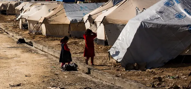 'La protection de l’enfance sera au cœur du prochain quinquennat' @EmmanuelMacron mai 2022 . Aujourd'hui Camp #Roj Nord-Est de la Syrie des enfants français se réveillent dans un camp de prisonniers . #RapatriezLesTOUS @EmmanuelMacron @Elisabeth_Borne @MinColonna @CharlotteCaubel