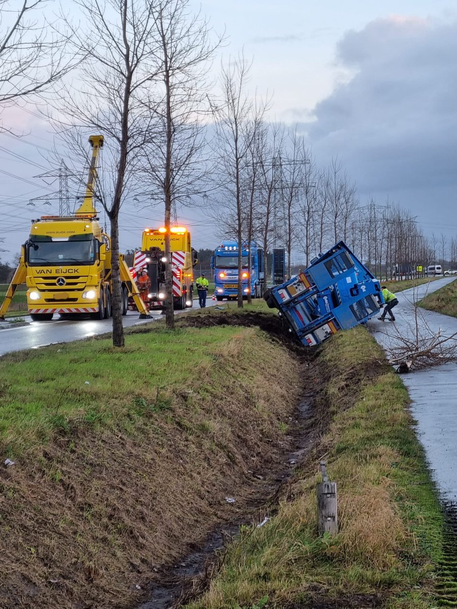 Wij zijn vanmorgen vroeg opgebeld door onze ambtenaar van dienst om hand en span diensten te leveren op de Nelson Mandelaweg. Een vrachtwagen is in de greppel gekomen en wordt door Van Eijck weggesleept. De weg is tijdelijk afgesloten.