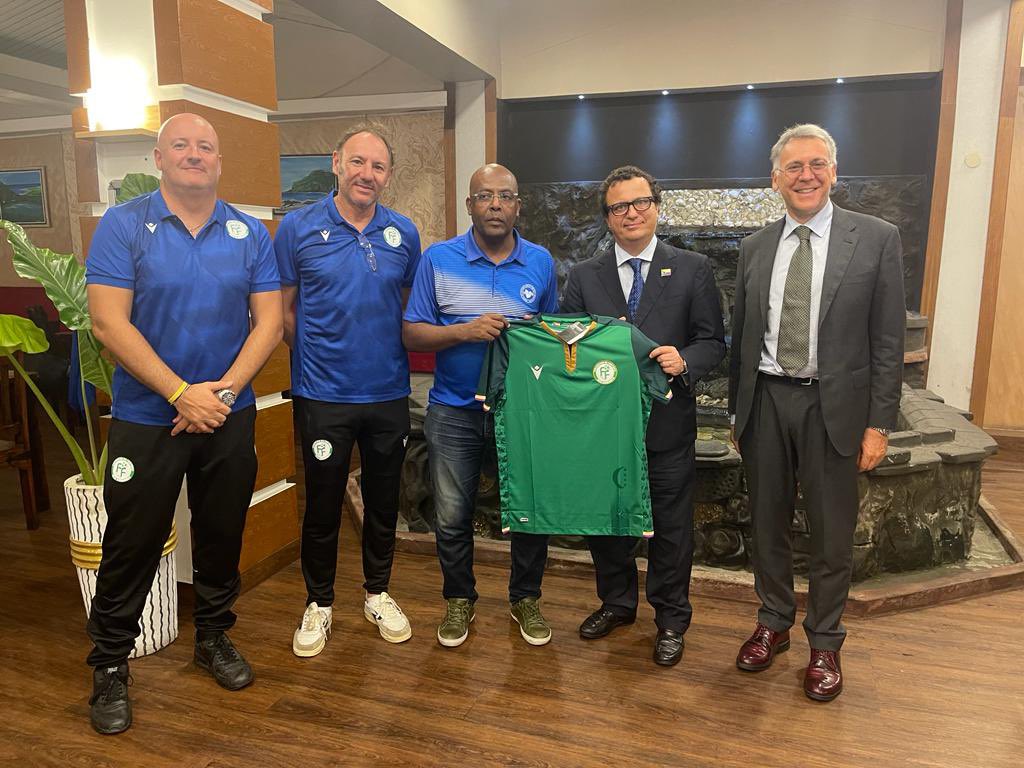 fedcomfootball's tweet photo. Rencontre entre l'Ambassadeur d'Italie en Union des Comores et le président de la FFC, le sélectionneur et le préparateur physique des Coelacanthes. https://t.co/kGpDREonny
