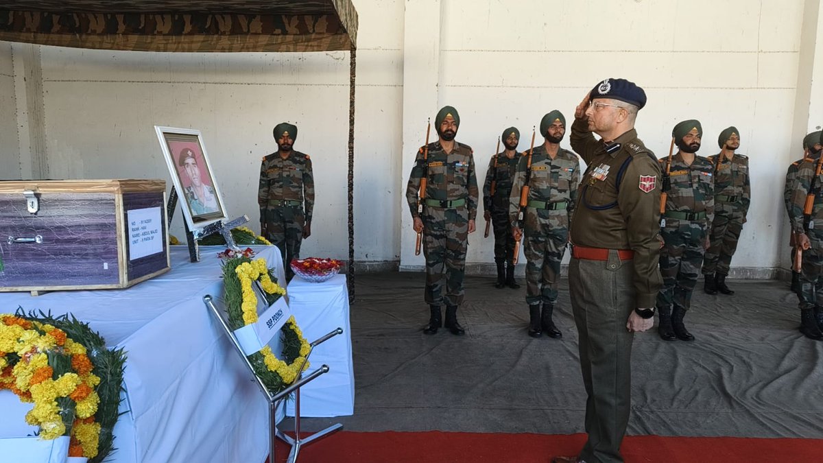 Sh. Vinay Kumar Sharma, SSP Poonch attended the wreath laying ceremony of martyr Abdul Majid of 9 Para at Poonch.@ZPHQJammu @digrprange