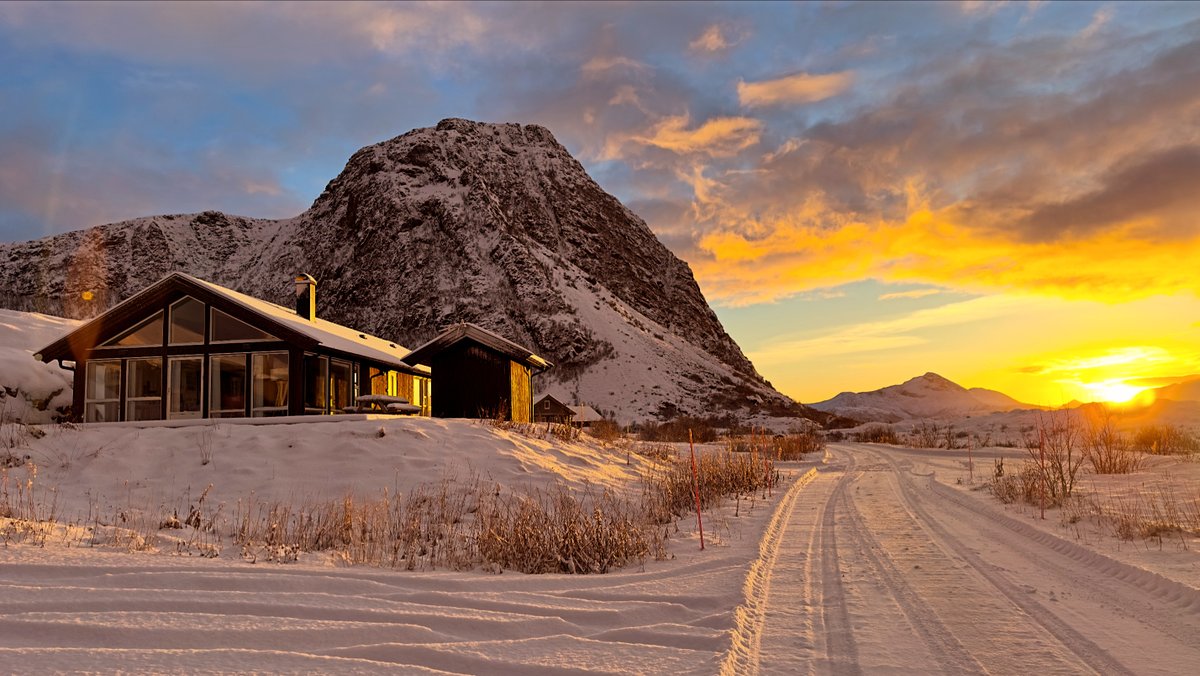 Arctic fire skies are one of our favorite things about winter. 

Did you know....?!

Lofoten Links Resort is your Northern Lights Basecamp in the winter, when the golf course is closed.