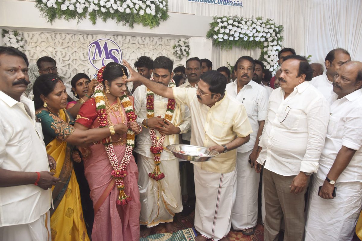 Prabha0745's tweet photo. கழக பொதுச்செயலாளர் மக்கள் செல்வர் அண்ணன் திரு. #டிடிவி_தினகரன் அவர்களின் தலைமையில் திருமணம் நடைபெற்றது...
#TTVDhinakaran #AMMK #PVSP https://t.co/VrEpYyd5L5