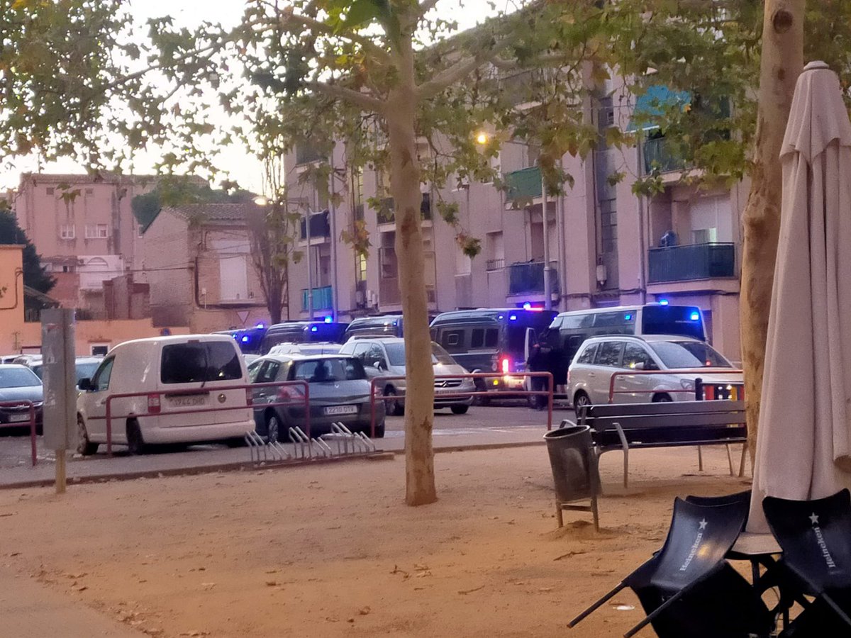 ARA MATEIX
Acaben de desnonar a la companya Munira, el seu marit i els seus dos fills menors.
Han vingut 5 furgons de <a href="/mossos/">Mossos</a> al c. Grup Sant Jaume, 18, a Salt. Identificant a persones del Sindicat d’Habitatge.
Que feu vosaltres? <a href="/ViladeSalt/">Ajuntament de Salt</a> <a href="/pepvix/">josep viñas xifra</a> <a href="/perearagones/">Pere Aragonès i Garcia</a> <a href="/Esquerra_ERC/">Esquerra Republicana</a>