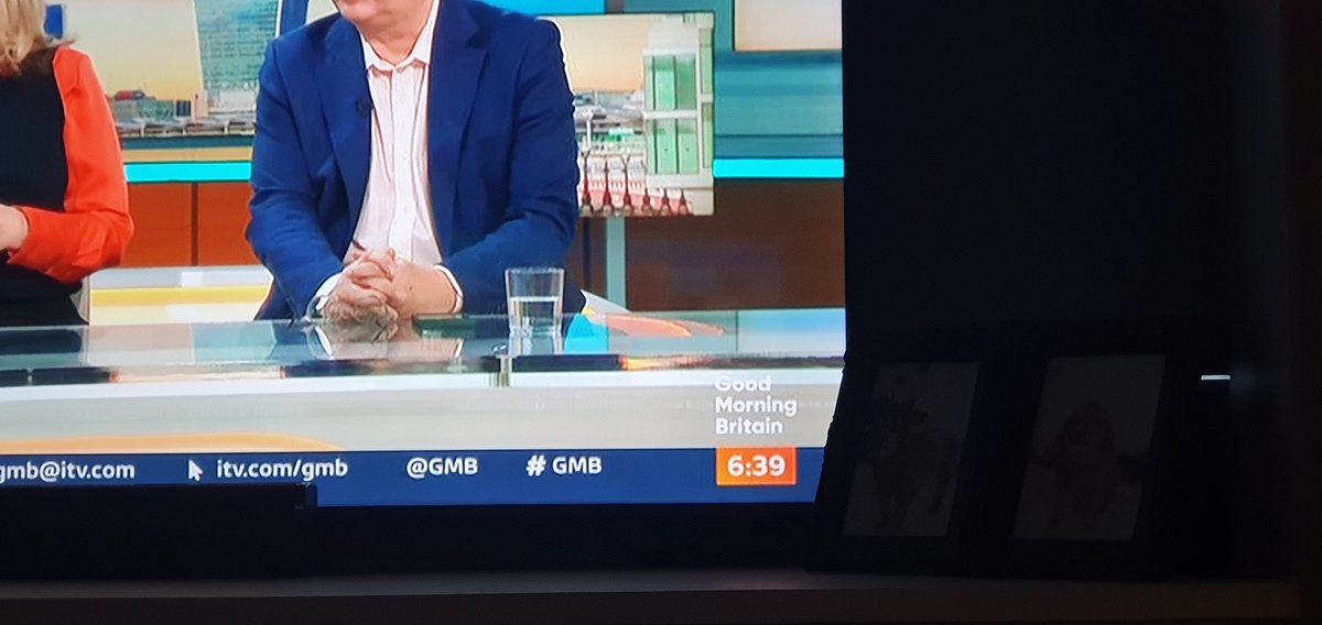 JOMOORE25's tweet photo. @GMB it's not 6.39am it's 7.39am!! Just freaked out I was up 1 hour early for work!! @gmb https://t.co/yiG9gSs7QY
