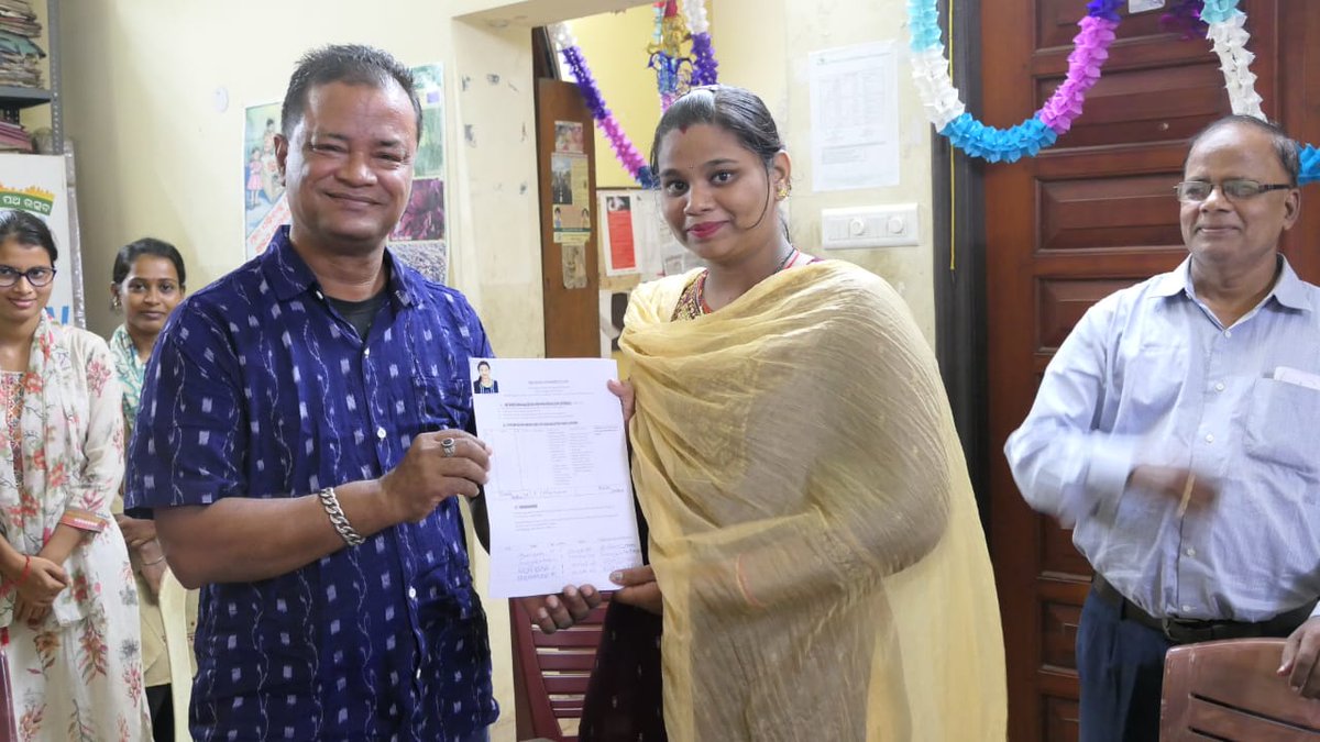 ActionAidIndia's tweet photo. Celebrating Achievements!
Young women from Bhubaneswar, Odisha’s low-income settlements shine brightly, showcasing their educational milestones through the support of Centre for Child and Women Development and ActionAid Association. As part of this initiative, livelihood support is being extended to empower vulnerable community women to enhance their small businesses and foster economic resilience. #EducationForAll #EmpowerWomen