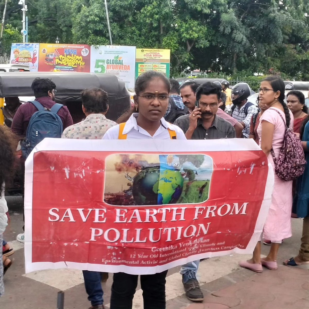YadhumadiR's tweet photo. At Trivendrum City, Keralam...I hope this Environmental journey gives me a small satisfaction .
A small awareness Campaign at busiest busstand area of #Trivendrum City .
#SaveEarthFromPollution
#SaveForestry
#DontDestroyForestry #MinimizeUrbanDream #SaveEarth @Sdg13Un
@UN https://t.co/j6O2rwXuob