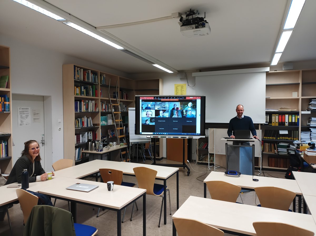 ialeGermany's tweet photo. Auf der Hybrid IALE-D MV wurde der #IALE-D #Award 2023 für die beste #Dissertation i.d. #Landschaftsökologie - Titel: Dynamics of Flood Regulating #EcosystemServices in #Urban Areas - verliehen an @TWubbelmann vom @PhyGeo_LUH überreicht durch @DrChrAlbert @UniHannover. Congrats! https://t.co/g3Whs3BhIk