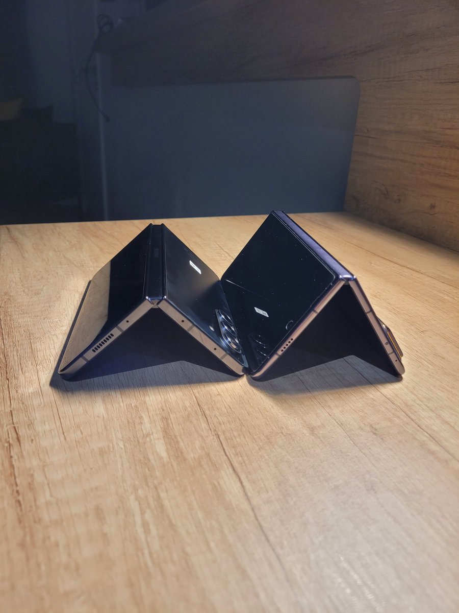 lesnox's tweet photo. Le HONOR Magic V2 contre le Samsung Galaxy Z Fold 5 !
Quel est, selon vous, le vainqueur ?
@Sosh_fr @Honor_FR @Honorglobal @SamsungFR
#smartphone #pliable #honor #magicv2 #samsung #galaxyzfold5 #comparatif #sosh #tech #TechNews
#testeursosh https://t.co/NVNCn3Z4M5