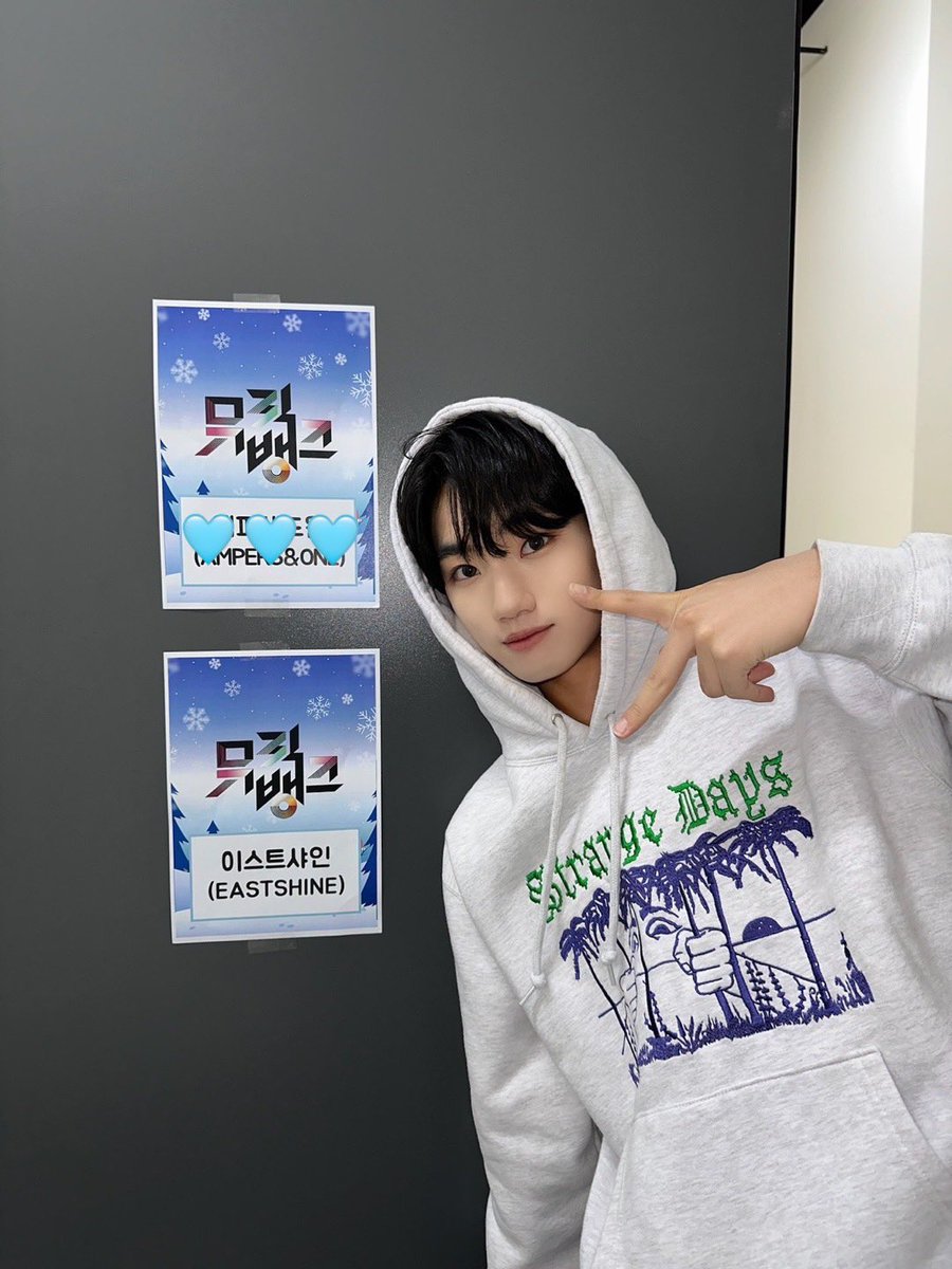 eastshine_tment's tweet photo. 231124 #KBS #MusicBank #뮤직뱅크
대기실 비하인드 컷 

See you soon! 💿🩵⭐️

#LUMIN #루민
#DONGJAE #동재
#PHOENIX #피닉스
#YOUNGGWANG #영광

#EASTSHINE #이스트샤인
#EMBERS #DoubleDown 
#EASTSHINE_EMBERS
#EASTSHINE_DoubleDown https://t.co/GgDie9SERm