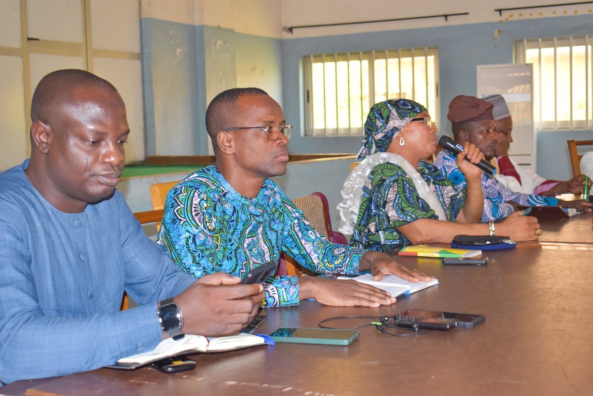 PNUDBenin's tweet photo. Les groupes extrémistes exploitent souvent les conflits communautaires pr s’incruster dans le tissu social et imposer la violence.
A travers le #ProjetCohesionSocialeBj financé par 🇳🇱, des séances de sensibilisation organisées à Parakou sur le vivre-ensemble
#PreventingExtremism https://t.co/DTpp7VHMor