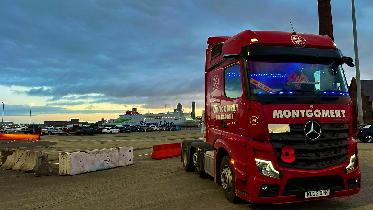 Couldn’t resist a pic with the late running #stenaembla <a href="/MontgomeryTG/">Montgomery Transport</a> <a href="/StenaLine/">Stena Line</a>