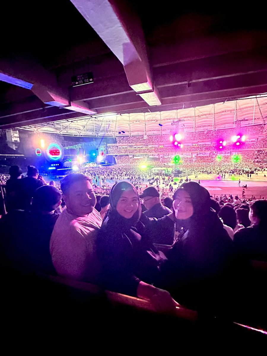 fareeishappy's tweet photo. Pergi dua-dua konsert. Lepas 19 tahun @coldplay  pecah rekod 75k compared to 70k 2004 @CTNurhaliza11 Fantasia Tour,  tempoh masa yang lama sbb byk lg international artist yang buat konsert kt SNBJ sepanjang tempoh tu. papepun Kak Iti always no syatuuu #sitizoner https://t.co/ryqqULRfKB