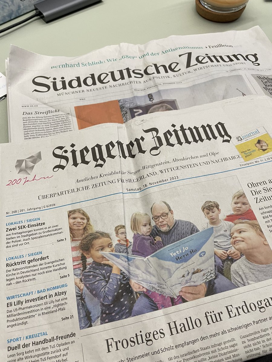 Zweimal SZ, einmal die, die ich heute viel lese, dann die aus meiner Jugend… die grade 200 Jahre alt geworden ist! Herzlichen Glückwunsch @SiegenerZeitung und danke an @carstenknop für die schöne Laudatio, die ich eben in @epdmedien gelesen habe.