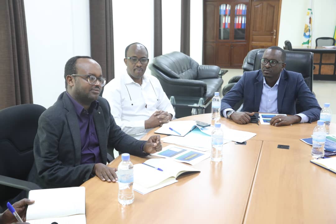 KayonzaDistrict's tweet photo. Muri iki gitondo umuyobozi w'Akarere @BoscoNyemazi yakiriye Ihuriro ry'Abagize @RwandaParliamnt baharanira Imibereho Myiza y'Abaturage n'Iterambere #RPRPD mu ngendo bari kugirira mu karere hagamijwe gushishikariza abaturage kwandikisha abana bavuka no gukura abapfuye mu bitabo. https://t.co/aEeEzggs3K