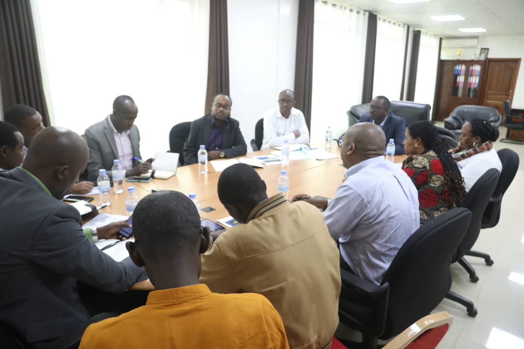 KayonzaDistrict's tweet photo. Muri iki gitondo umuyobozi w'Akarere @BoscoNyemazi yakiriye Ihuriro ry'Abagize @RwandaParliamnt baharanira Imibereho Myiza y'Abaturage n'Iterambere #RPRPD mu ngendo bari kugirira mu karere hagamijwe gushishikariza abaturage kwandikisha abana bavuka no gukura abapfuye mu bitabo. https://t.co/aEeEzggs3K