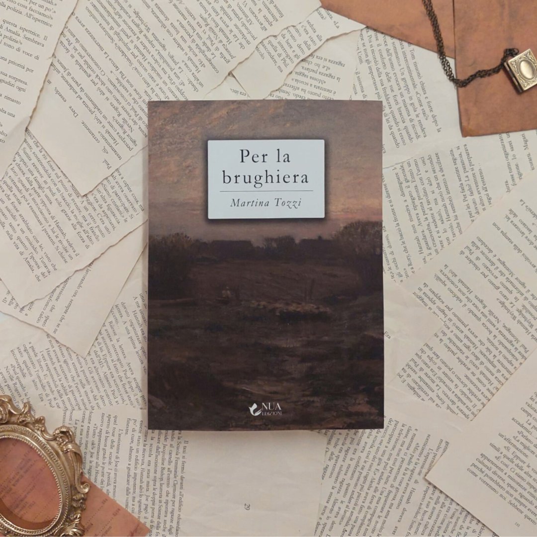 NuaEdizioni's tweet photo. 📌 Esce oggi il nuovo #romanzo di #MartinaTozzi, "Per la brughiera". 📚 Un'affascinante storia romanzata della famiglia #Brontë.
🖋️ «Nel loro sangue correva la scrittura, come una maledizione e una benedizione insieme.»
Buon release day @MartinaTozzi7 
🔗 https://t.co/Pyypw5YSDK https://t.co/k8ebfA9Of6