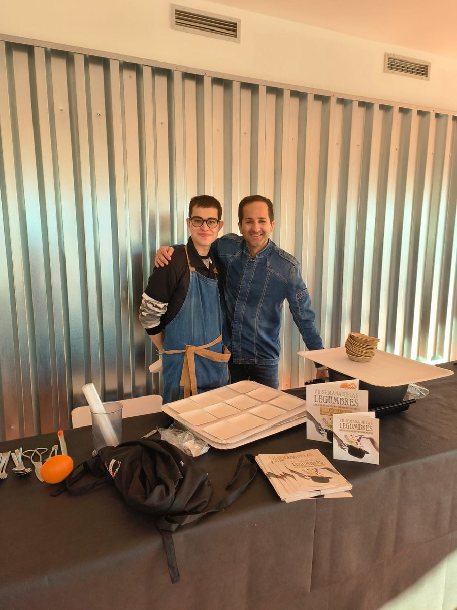 🧑‍🍳Taller de cocina en directo en la Lonja de los Huertos Urbanos enmarcado en la VII Semana de Las Legumbres impartido por <a href="/DavidMonaguillo/">David Monaguillo</a> 

Asprodes gestiona la cafetería y los espacios de la Lonja desde su apertura <a href="/aytoSalamanca/">Ayuntamiento Salamanca</a> 

#semanalegumbres