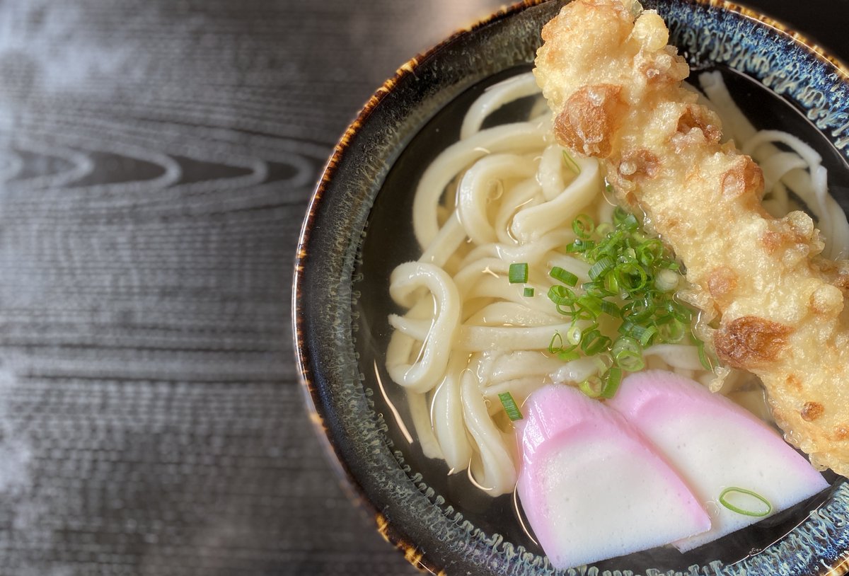 Traditional_Apt's tweet photo. 屋島の近く高松町にある「手打ちうどん つばめ」のオーナーさんは元中華料理人😀

手打ちの麺はオーナーの愛情も練り込まれていてモチモチ食感！

出汁にはアジ節やサバ節といった厳選素材を使用。
透き通った出汁の中に旨さがしっかりと凝縮されているまさに職人技です💪

https://t.co/wv18lgUbU4 https://t.co/ucX5Cq2U9d