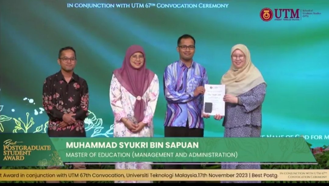 syukrisapuan's tweet photo. Cita-cita jadi kenyataan. Alhamdulillah bergraduasi utk pengajian sarjana pendidikan (Mac 21-Feb 23) & menerima best postgraduate student award. Moga jadi bekalan utk perjalanan panjang dlm dunia pendidikan. #IamUTM ๐จ๐ปโ๐ https://t.co/TbXXzi8jjz
