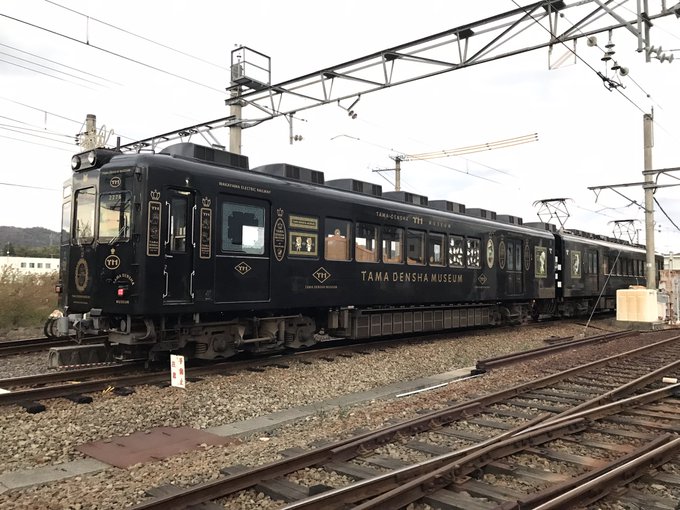 途中の伊太祈曽(いだきそ)駅では止まってる電車をじっくり観察できる。 